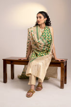 Load image into Gallery viewer, Hunar kota phulkari dupatta for women online shopping | Green embroidery | light summer dupatta
